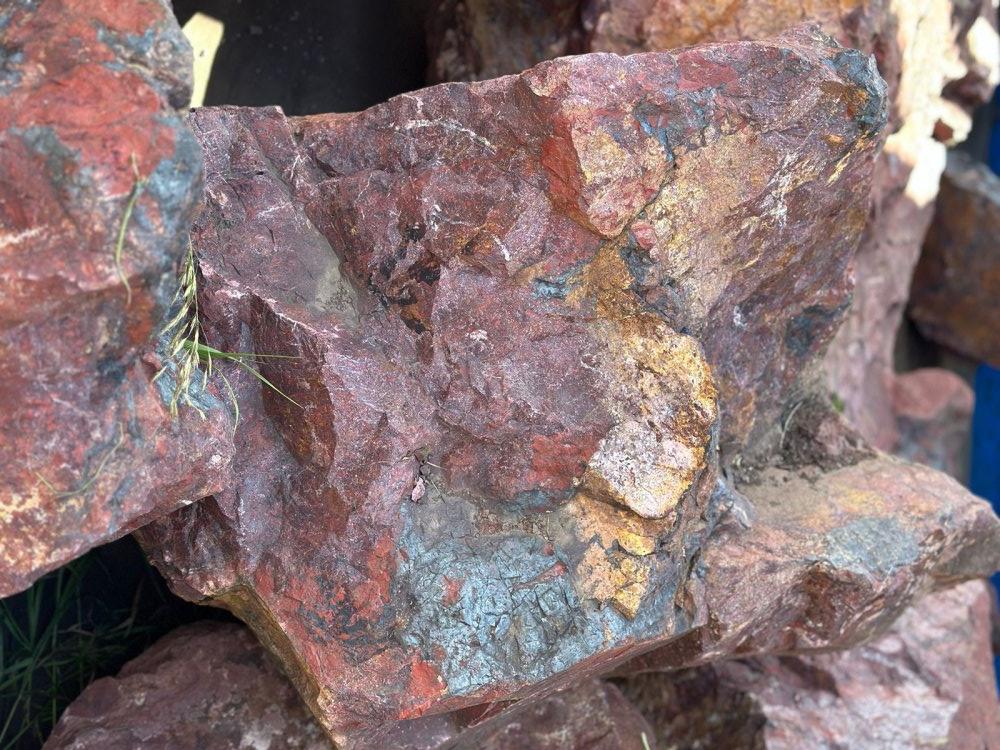 Камни для ландшафтного дизайна красно-фиолетовые 10-60 килограмм купить в Красновишерске