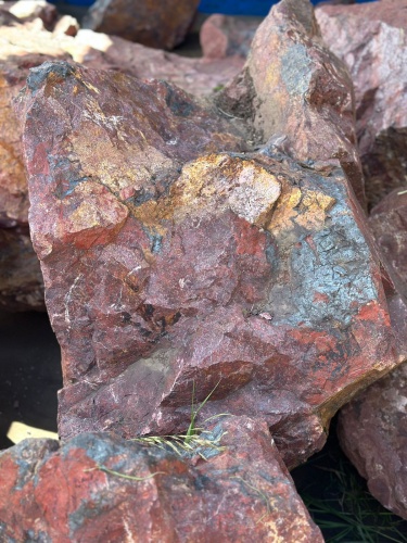 Камни для ландшафтного дизайна красно-фиолетовые 10-60 килограмм купить в Красновишерске