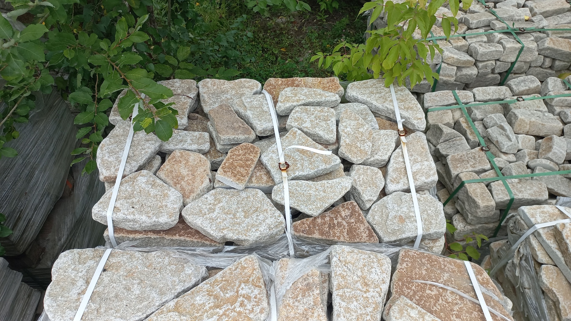 Плитняк галтованный гранитный для ландшафтного дизайна купить в Красновишерске