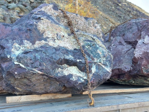 Огромные красно-фиолетовые валуны для ландшафтного дизайна весом более 5 тонн купить в Красновишерске