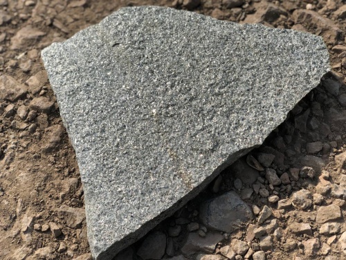 Плитняк златолит Уральский для цоколя, отмостки купить в Красновишерске