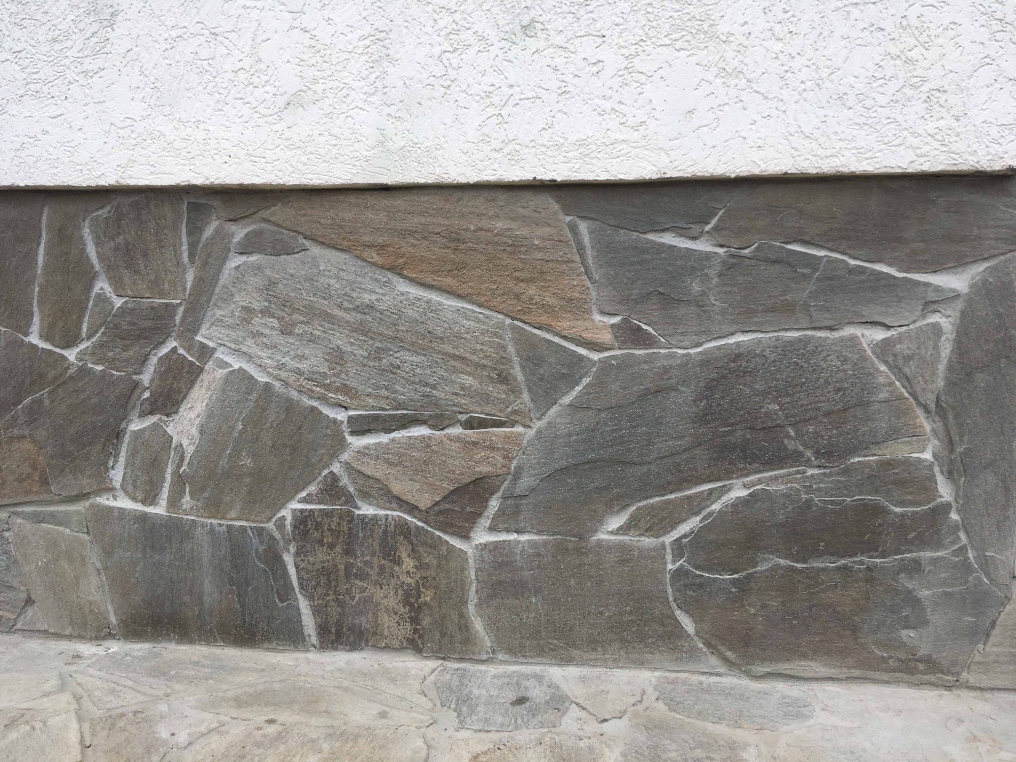 Плитняк златолит Уральский для цоколя, отмостки купить в Красновишерске