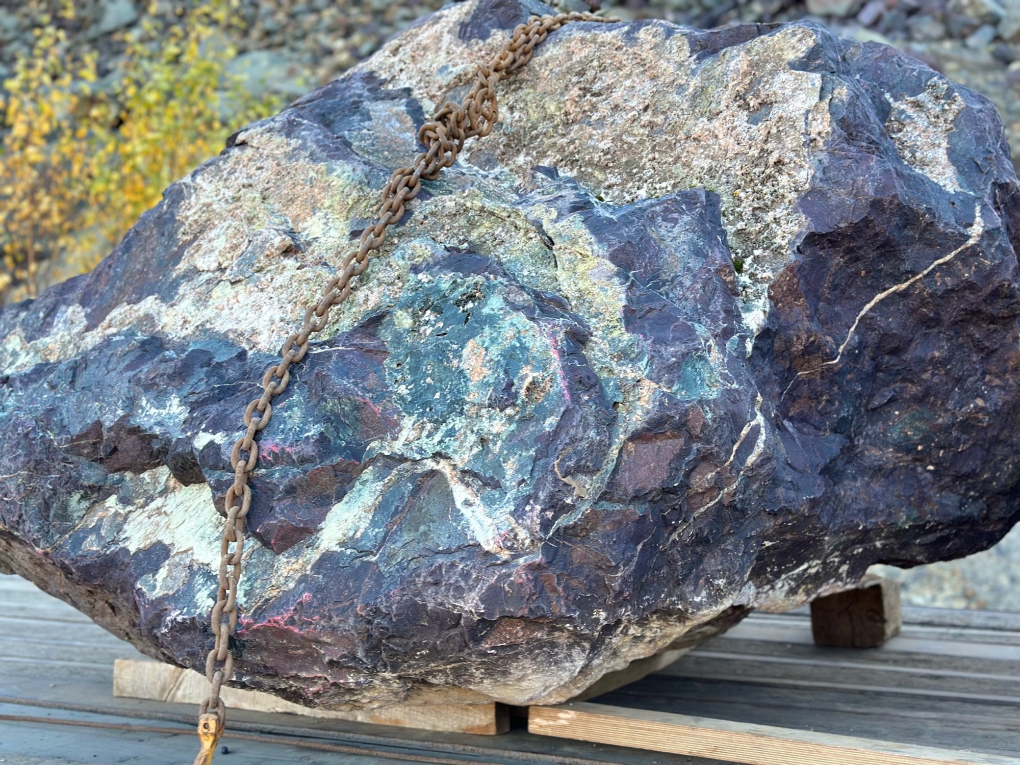 Огромные красно-фиолетовые валуны для ландшафтного дизайна весом более 5 тонн купить в Красновишерске