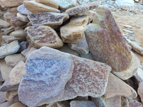 Златолит жёлтый, жёлто-зелёный глыбки и валуны для ланшафтного дизайна купить в Красновишерске