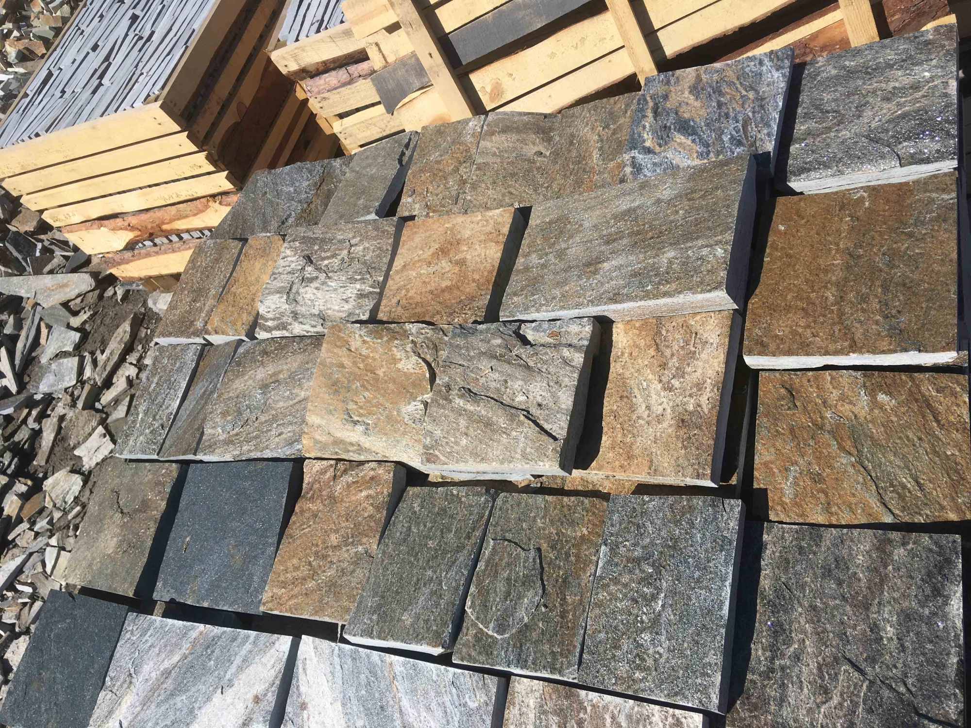 Плитка пилёная златолит Уральский для цоколя, отмостки купить в Красновишерске