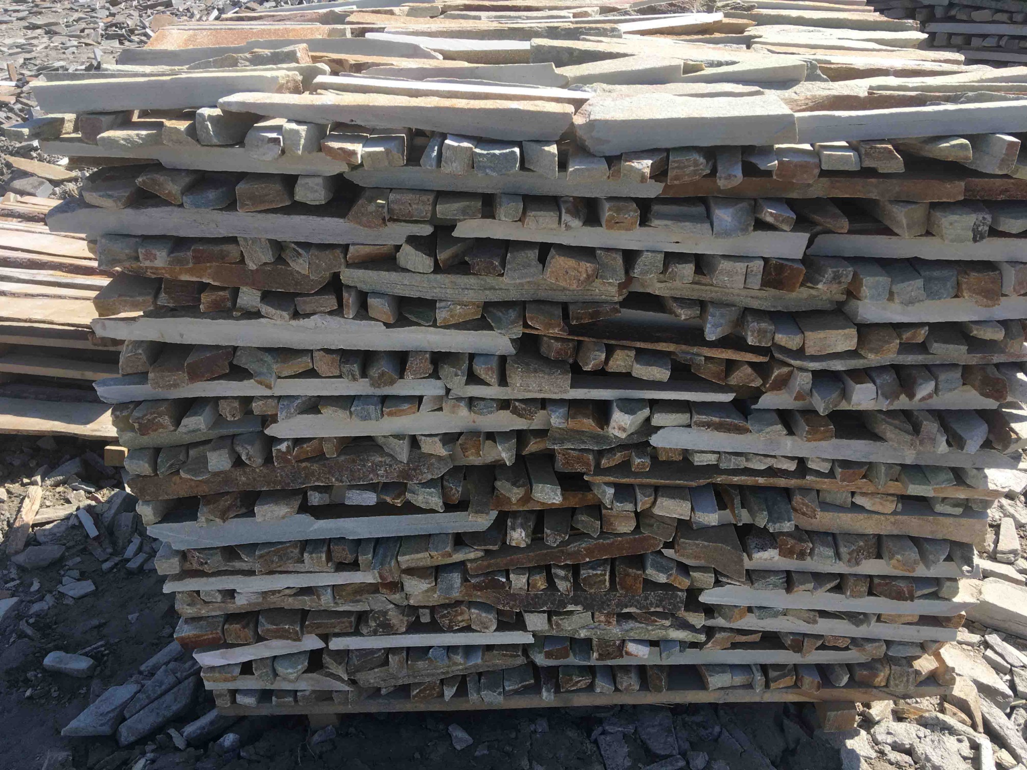 Горбушка златолит золотистый для облицовки купить в Красновишерске