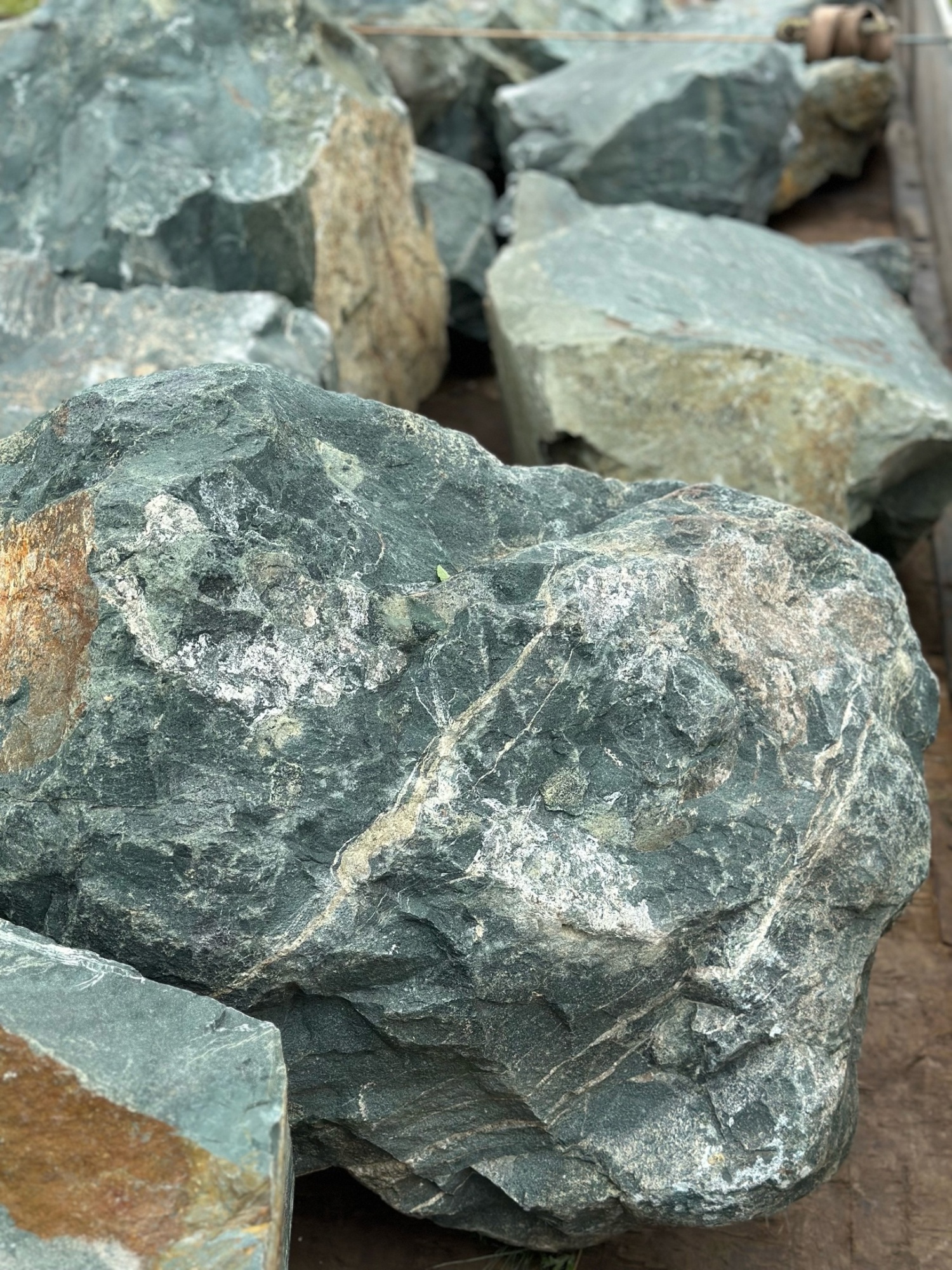 Камни для ландшафтного дизайна зелёные 10-60 килограмм купить в Красновишерске