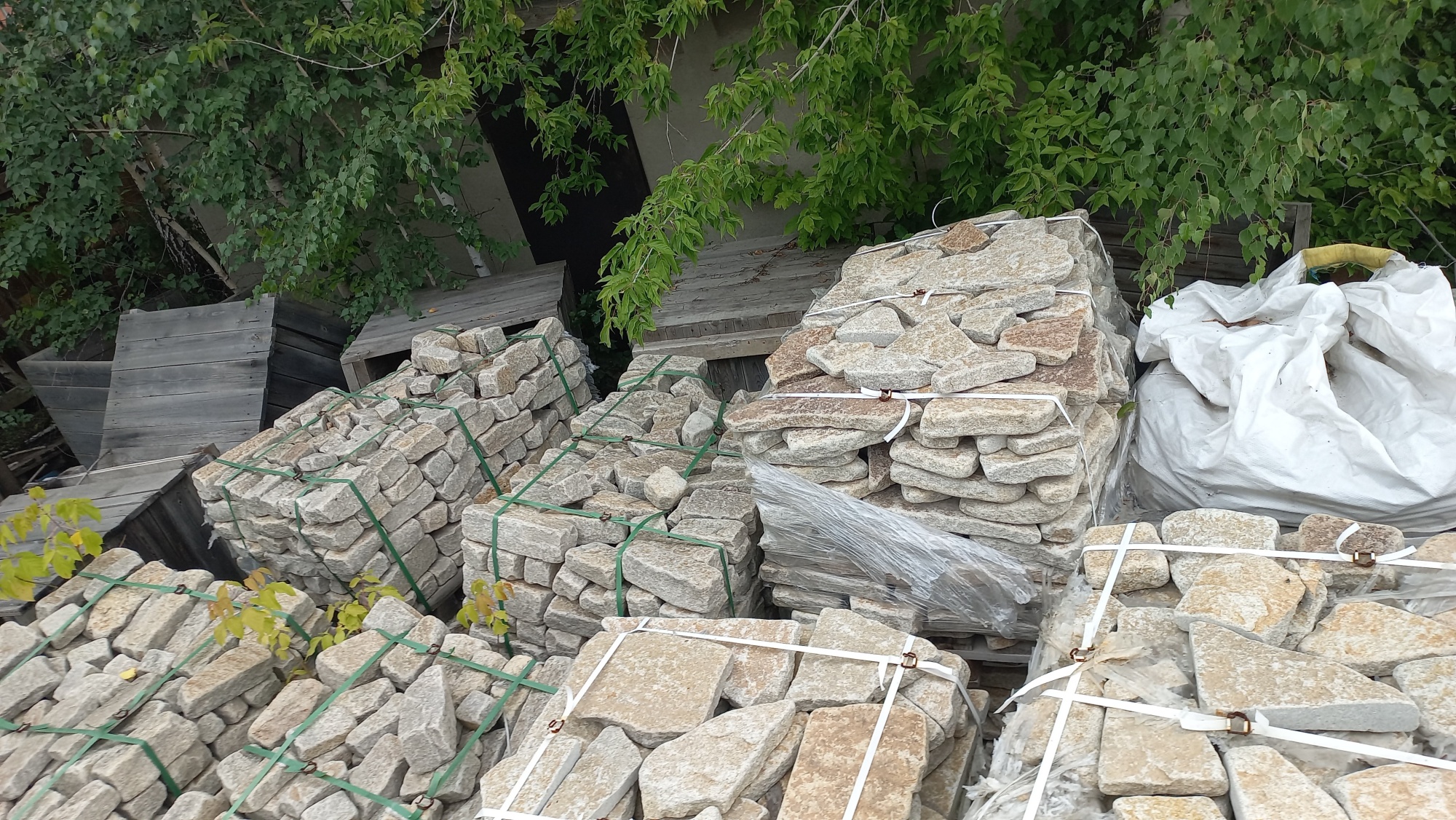 Плитняк гранитный галтованный купить в Красновишерске