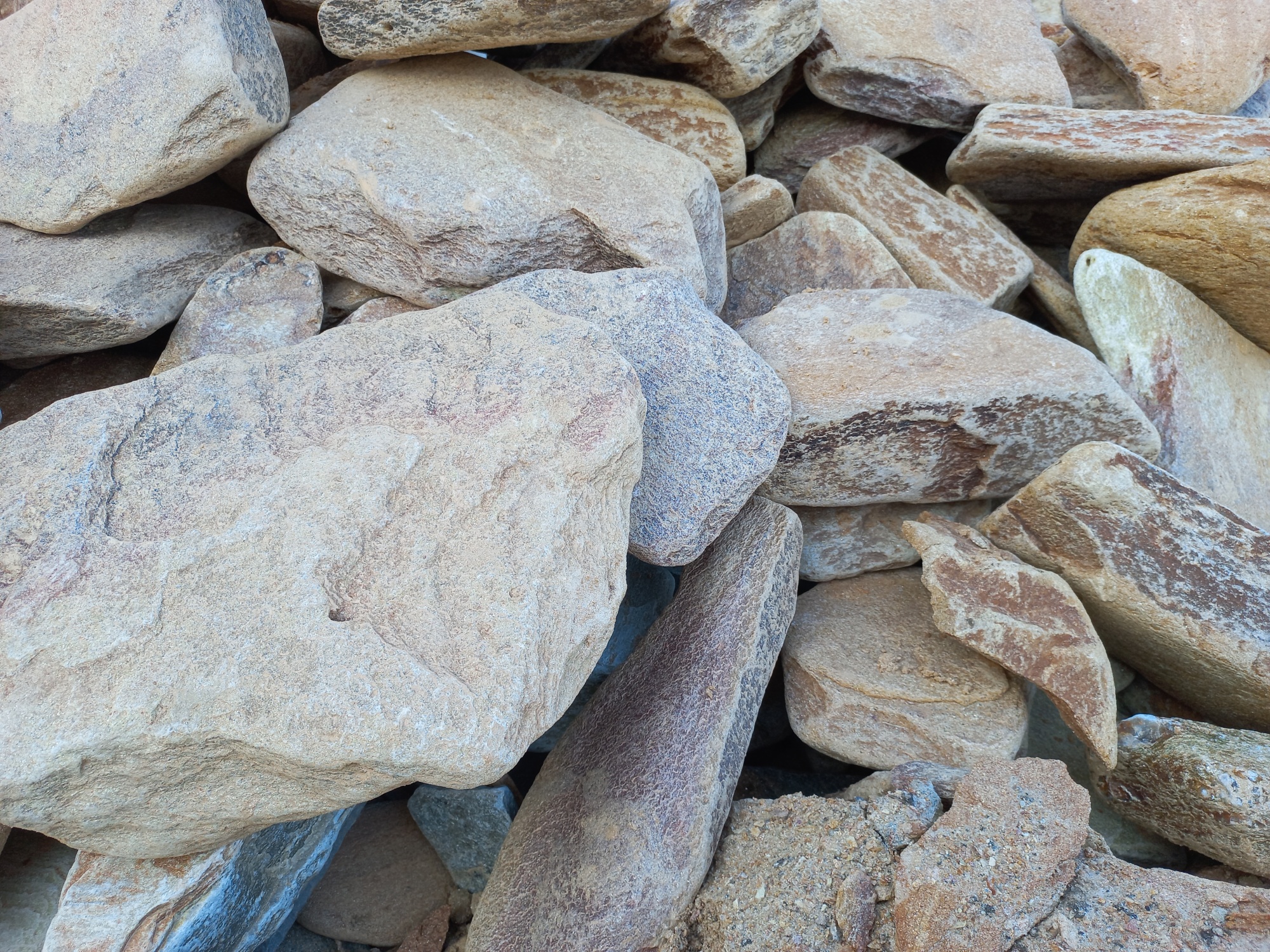 Златолит жёлтый, жёлто-зелёный глыбки и валуны для ланшафтного дизайна купить в Красновишерске