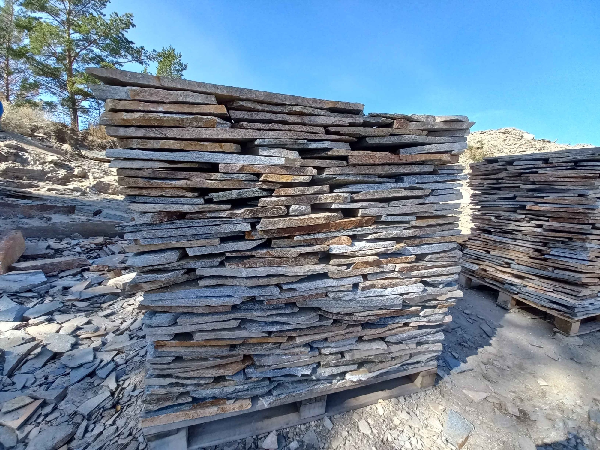 Плитняк златолит серебристый для фасада купить в Красновишерске