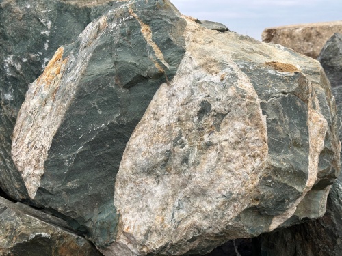 Гигантские зелёные валуны для ландшафтного дизайна весом более 5 тонн купить в Красновишерске