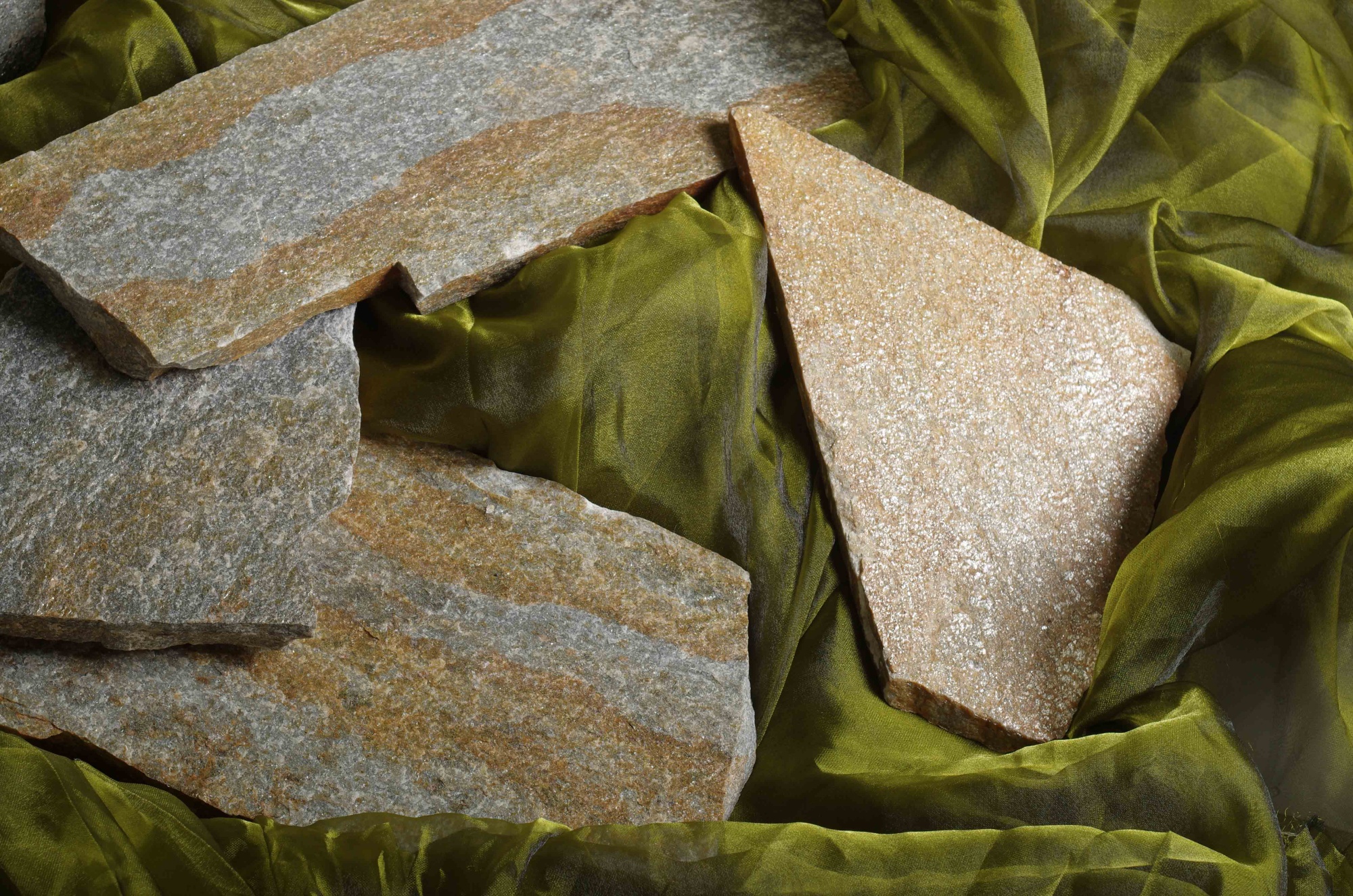 Плитняк златолит Уральский для цоколя, отмостки купить в Красновишерске