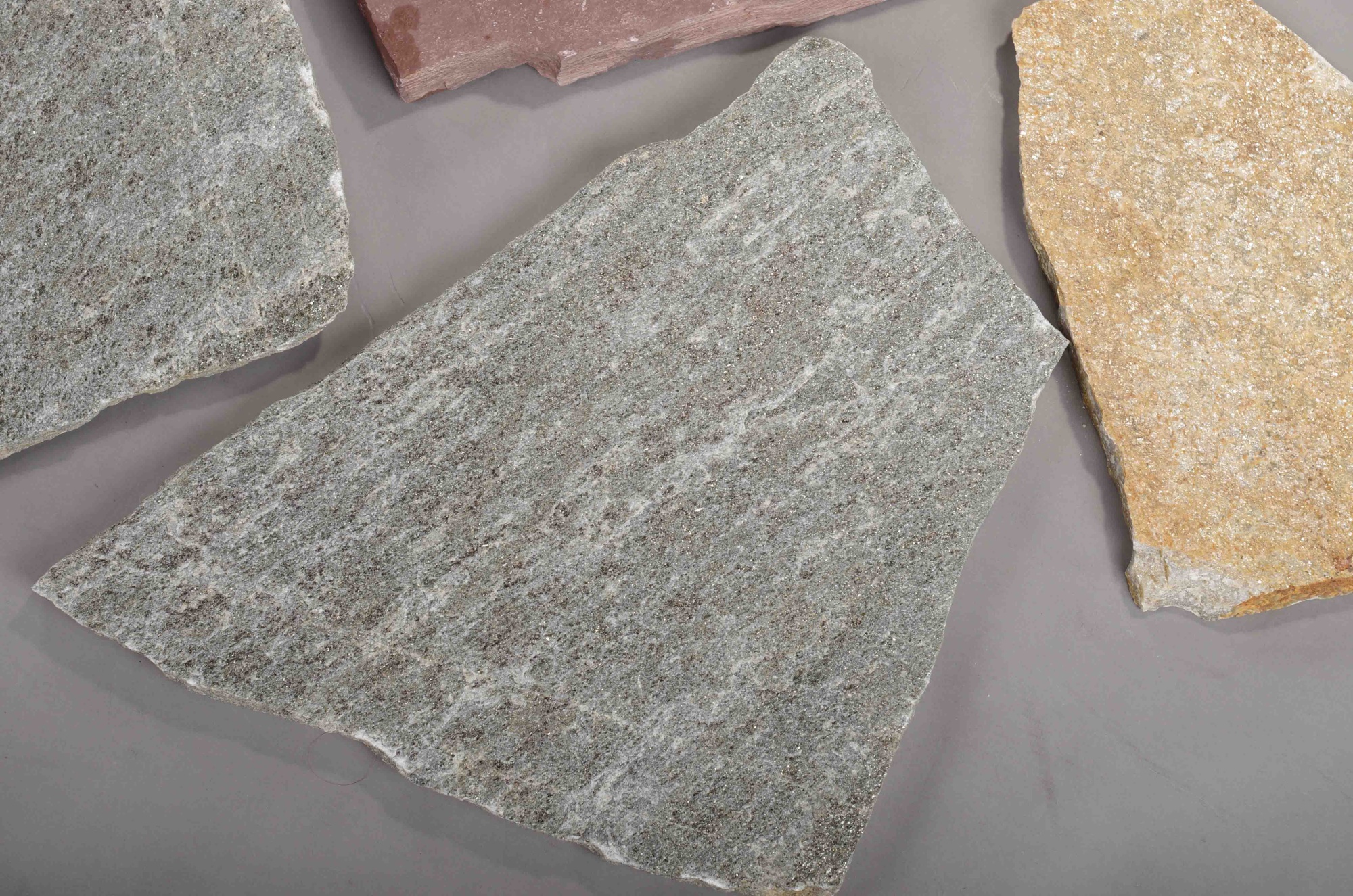 Плитняк златолит Уральский для цоколя, отмостки купить в Красновишерске