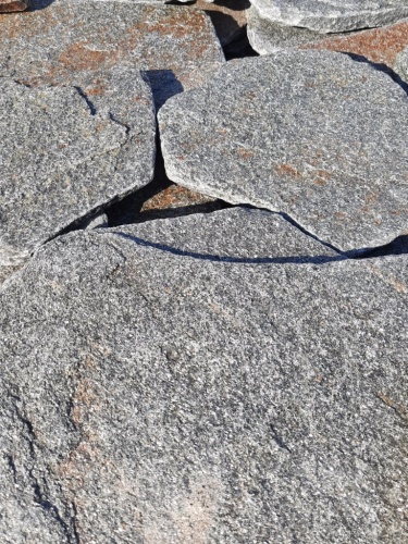 Златолит серебристый галтованный для лестниц купить в Красновишерске