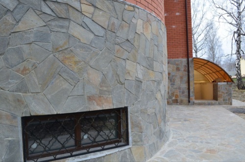 Плитняк златолит Уральский для цоколя, отмостки купить в Красновишерске